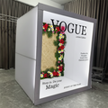 cabine-vogue-fond-pandanus-et-fleurs-tropicales-uniquement-en-fond.png