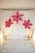 mur-de-fleurs-roses-avec-voilages-en-compl-ment.png
